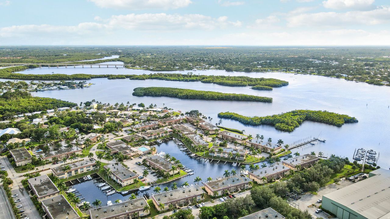 For Sale: $205,000 (2 beds, 1 baths, 820 Square Feet)