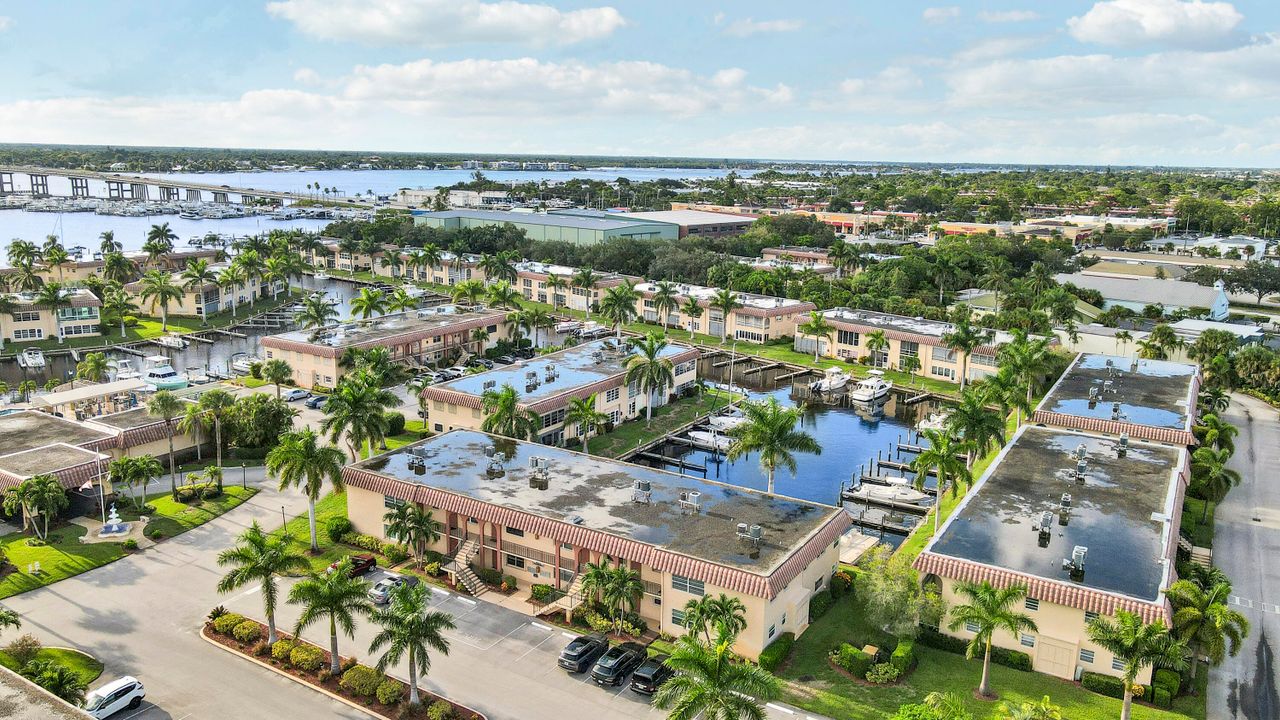 For Sale: $205,000 (2 beds, 1 baths, 820 Square Feet)