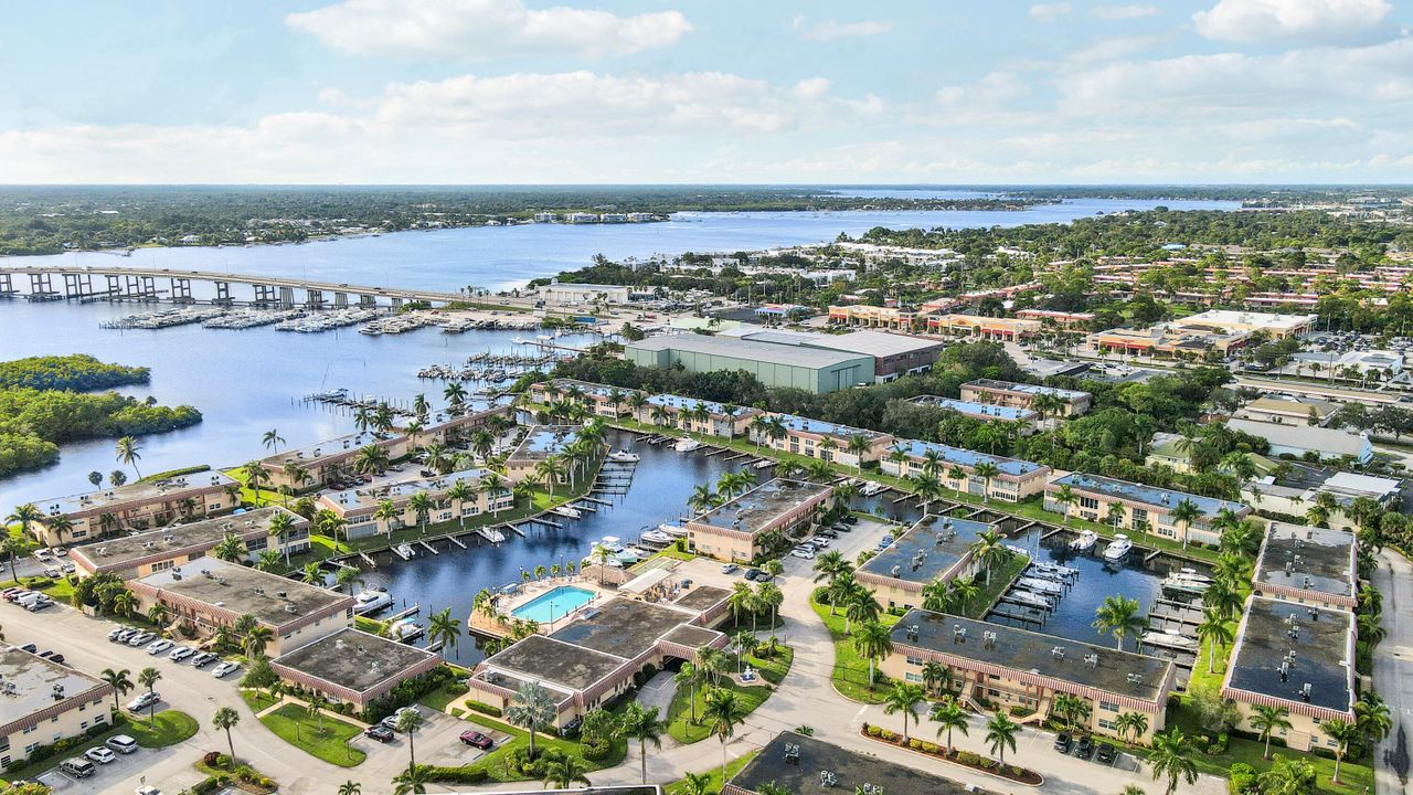 For Sale: $205,000 (2 beds, 1 baths, 820 Square Feet)