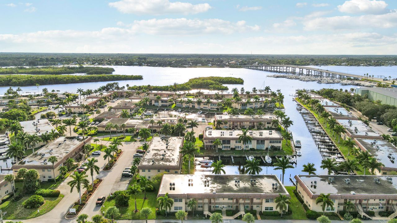 For Sale: $205,000 (2 beds, 1 baths, 820 Square Feet)