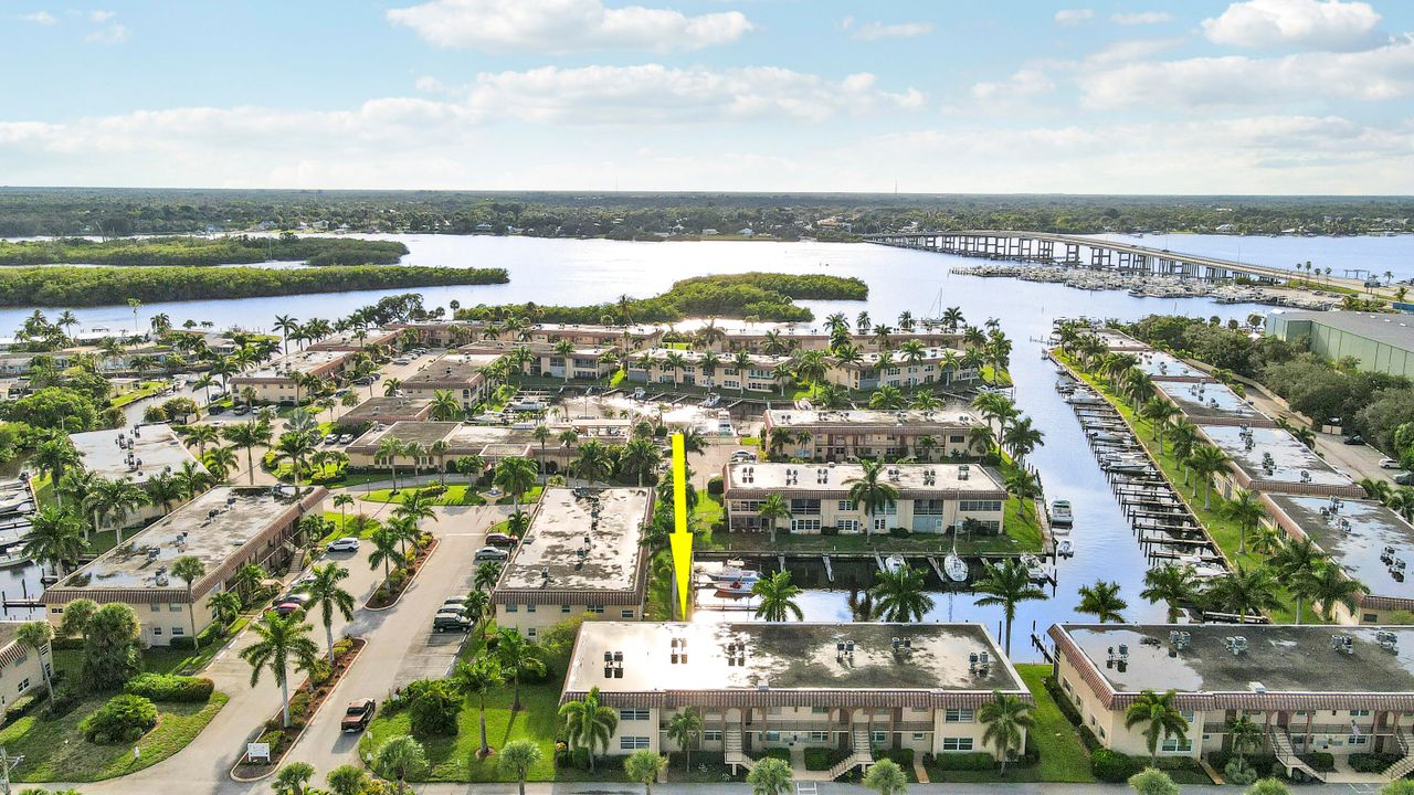 For Sale: $205,000 (2 beds, 1 baths, 820 Square Feet)