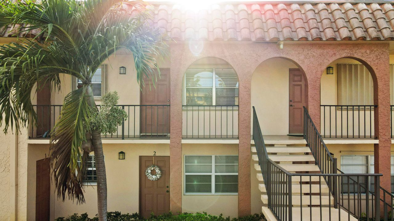 For Sale: $205,000 (2 beds, 1 baths, 820 Square Feet)