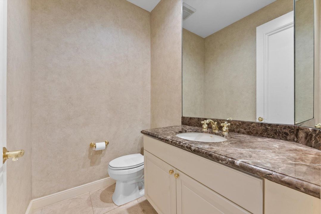 Activo con contrato: $10,000 (3 camas, 2 baños, 2749 Pies cuadrados)