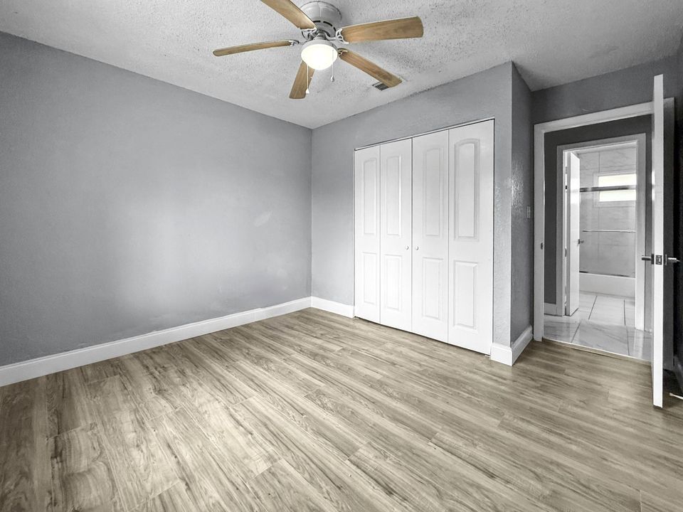 合同活跃: $224,900 (2 贝兹, 2 浴室, 875 平方英尺)