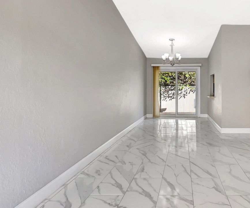 合同活跃: $224,900 (2 贝兹, 2 浴室, 875 平方英尺)