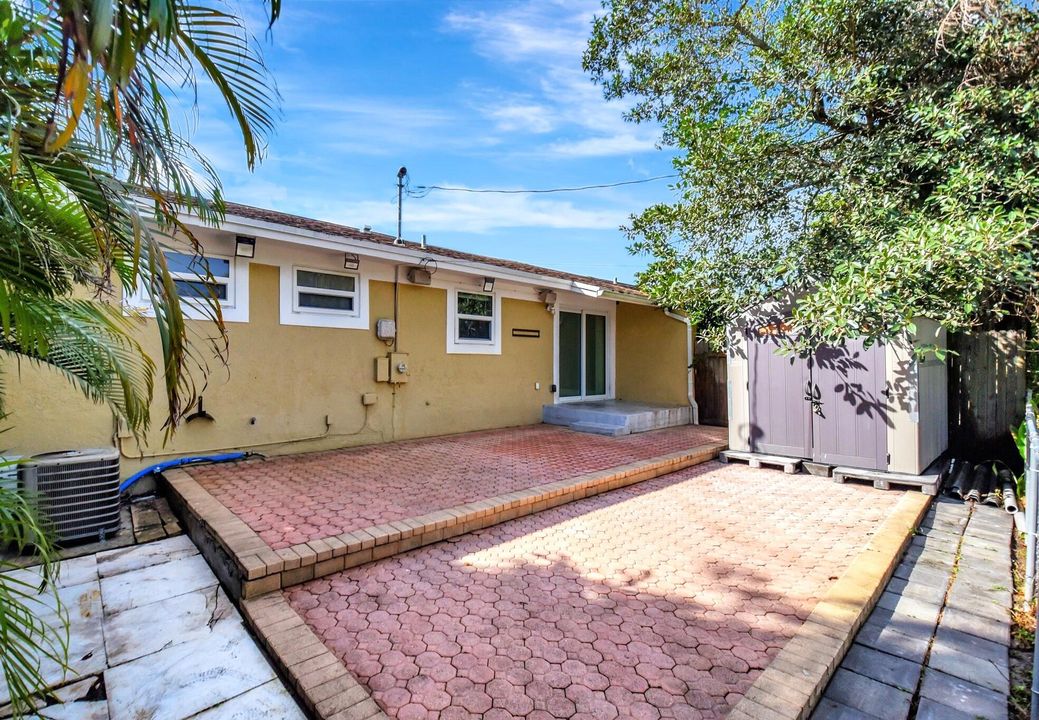 合同活跃: $224,900 (2 贝兹, 2 浴室, 875 平方英尺)