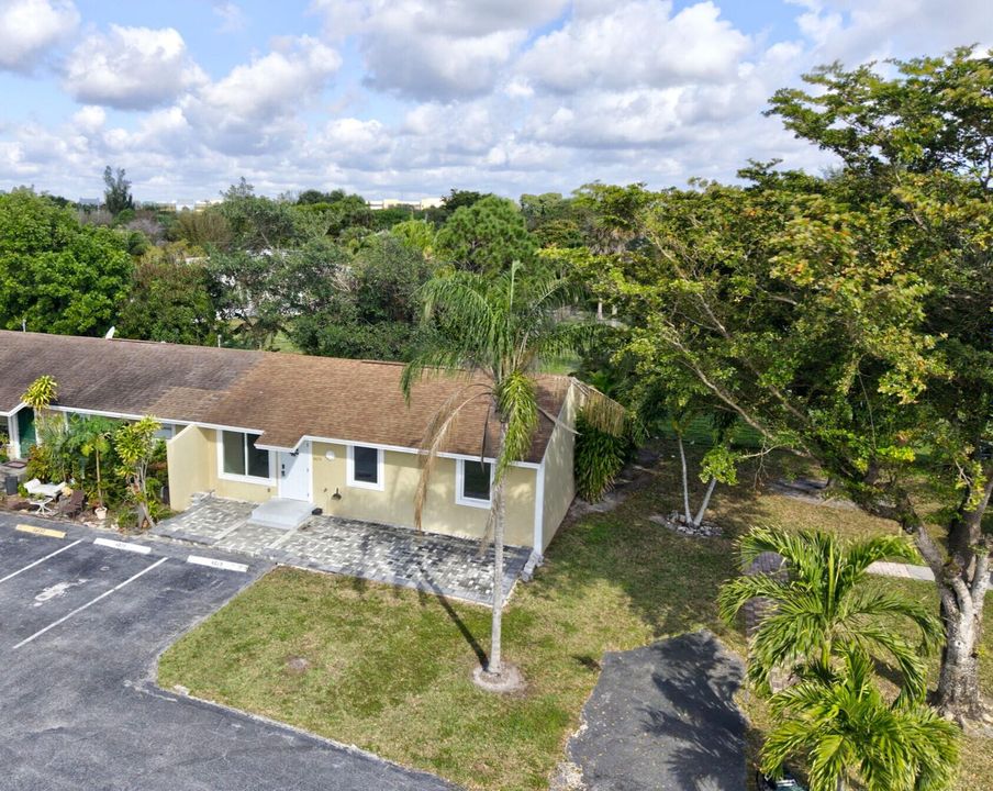 合同活跃: $224,900 (2 贝兹, 2 浴室, 875 平方英尺)