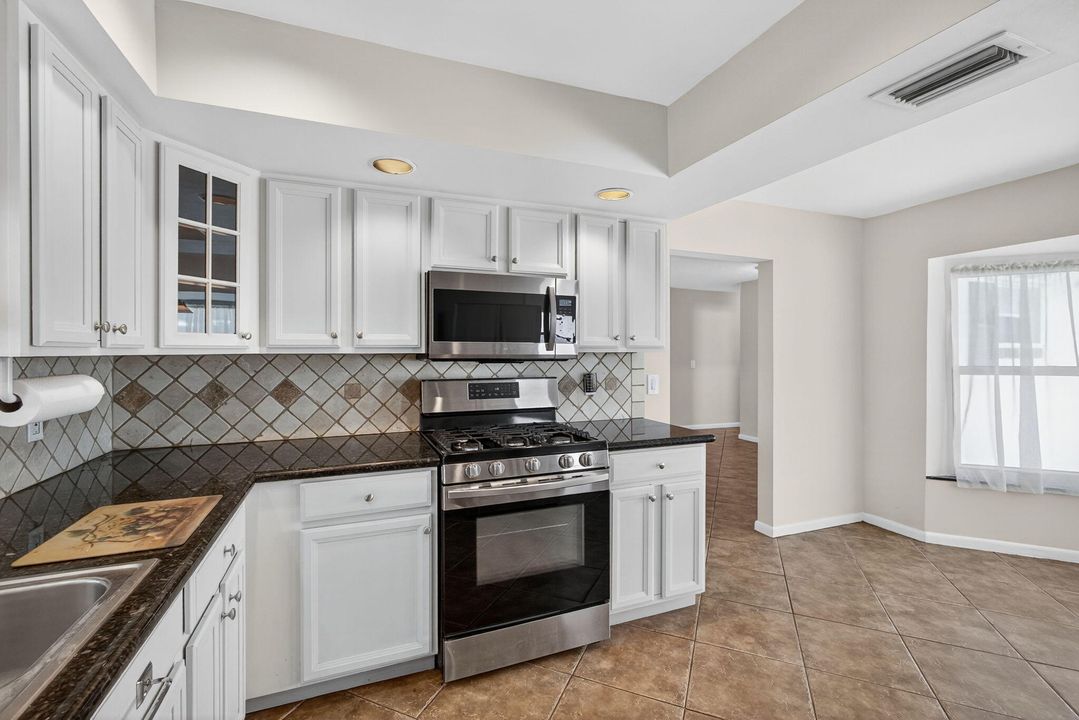 合同活跃: $500,000 (3 贝兹, 2 浴室, 1421 平方英尺)