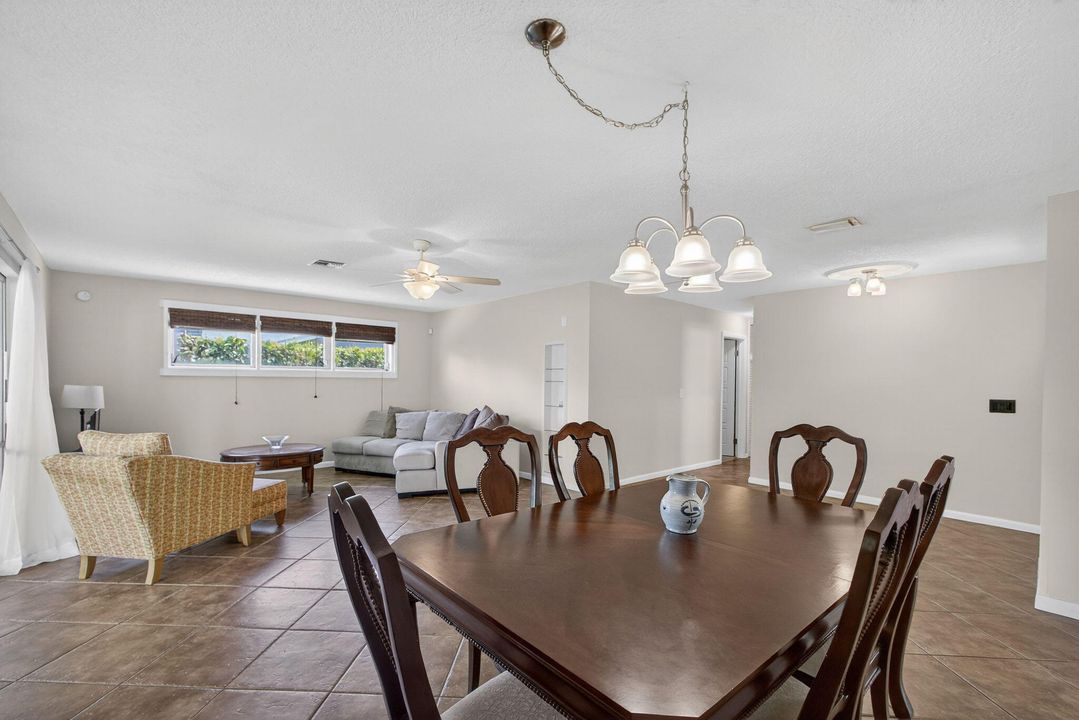 合同活跃: $500,000 (3 贝兹, 2 浴室, 1421 平方英尺)