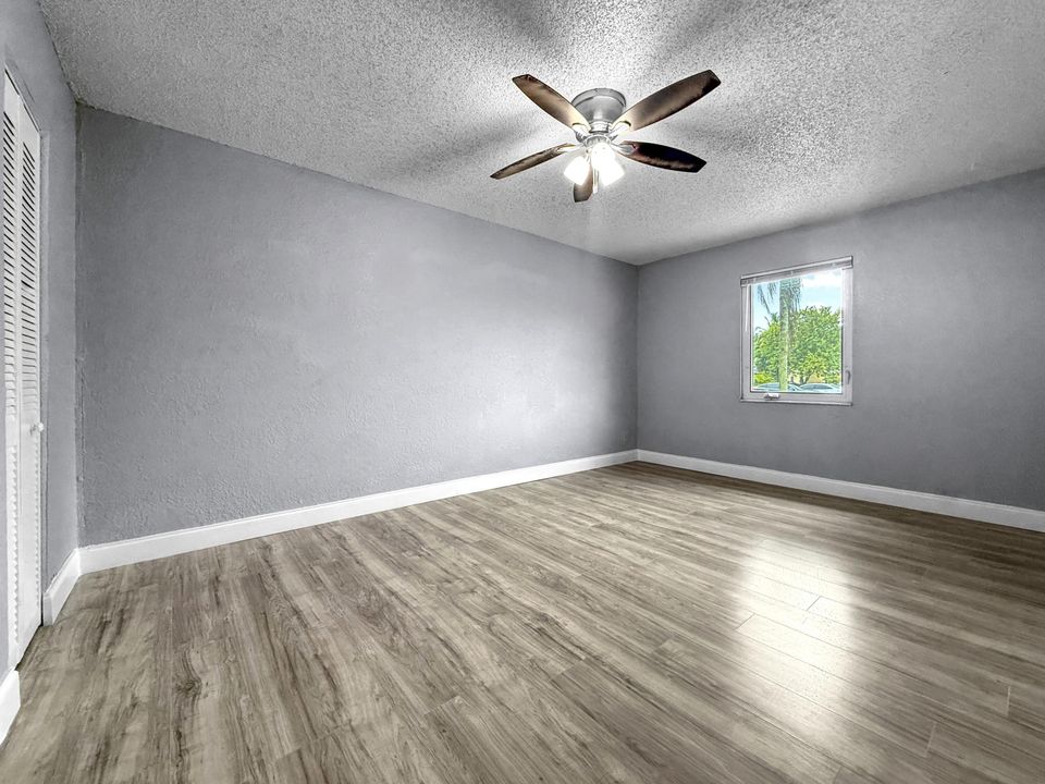 合同活跃: $224,900 (2 贝兹, 2 浴室, 875 平方英尺)