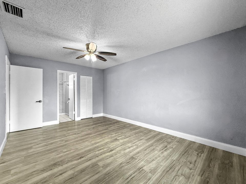 合同活跃: $224,900 (2 贝兹, 2 浴室, 875 平方英尺)