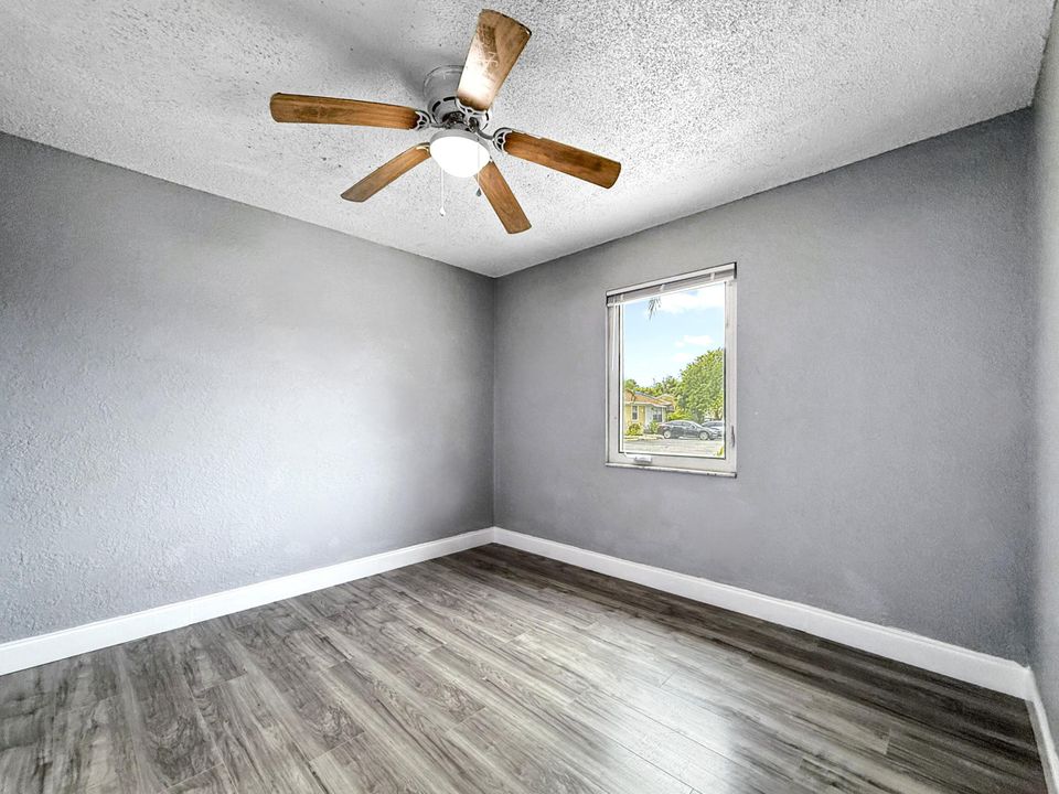 合同活跃: $224,900 (2 贝兹, 2 浴室, 875 平方英尺)