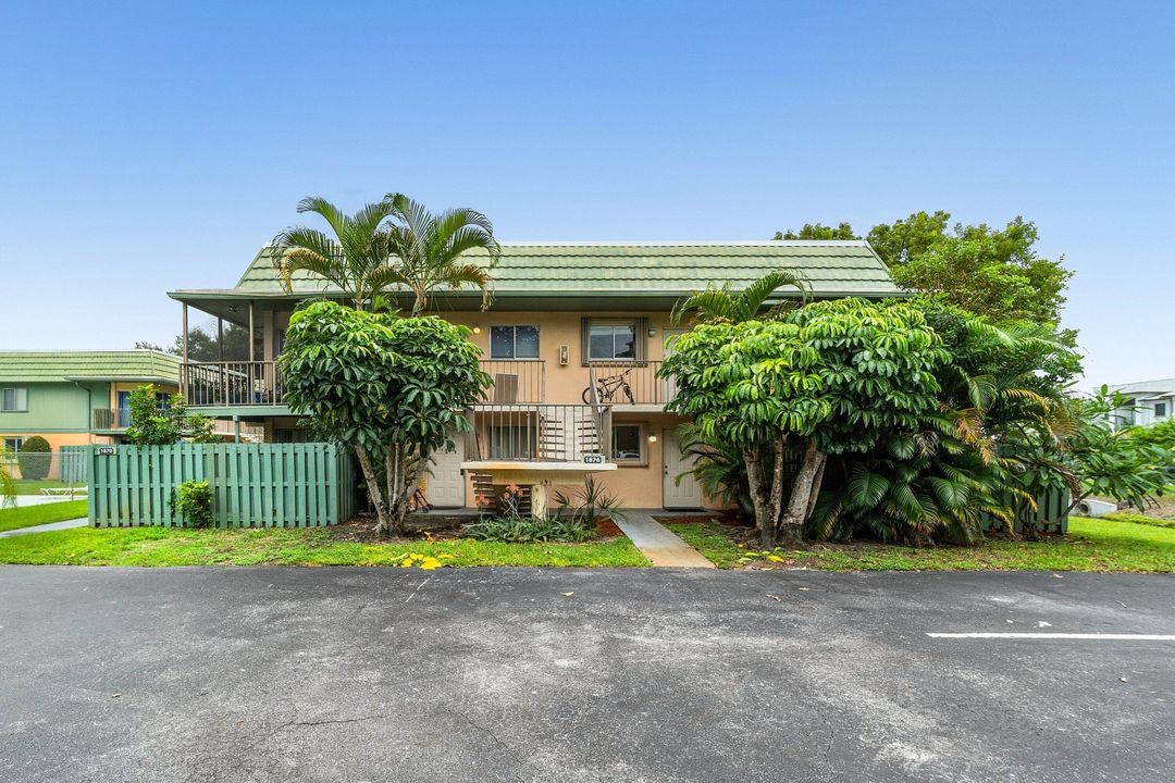 For Sale: $180,000 (2 beds, 1 baths, 880 Square Feet)