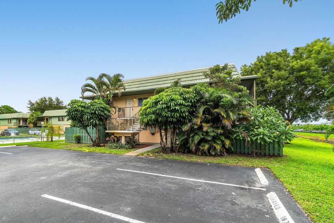 For Sale: $180,000 (2 beds, 1 baths, 880 Square Feet)