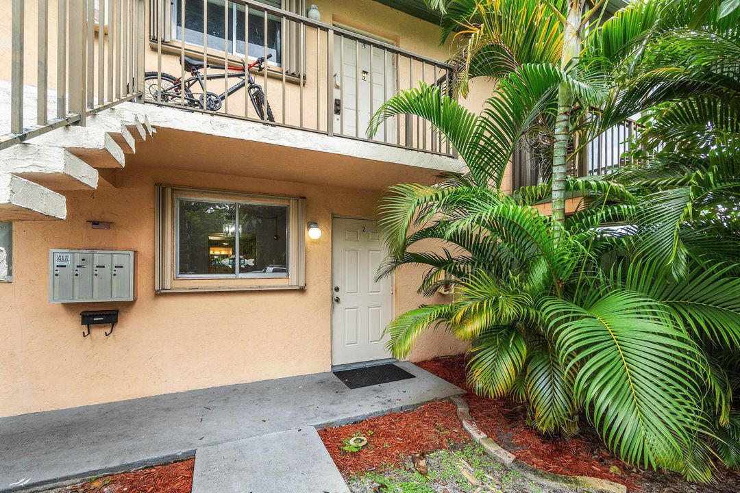 For Sale: $180,000 (2 beds, 1 baths, 880 Square Feet)