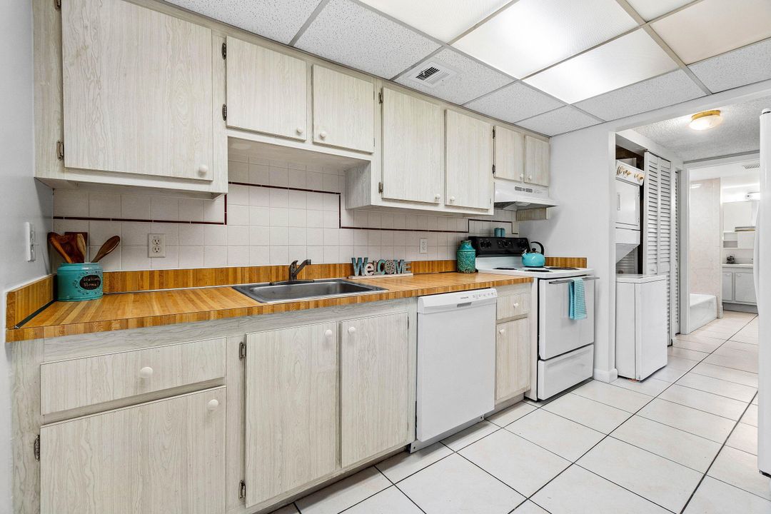 For Sale: $180,000 (2 beds, 1 baths, 880 Square Feet)