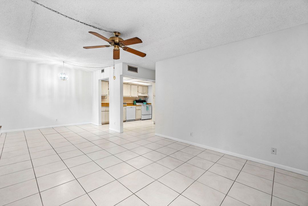 For Sale: $180,000 (2 beds, 1 baths, 880 Square Feet)