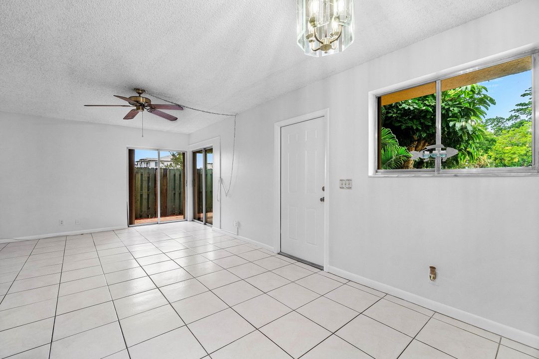 For Sale: $180,000 (2 beds, 1 baths, 880 Square Feet)