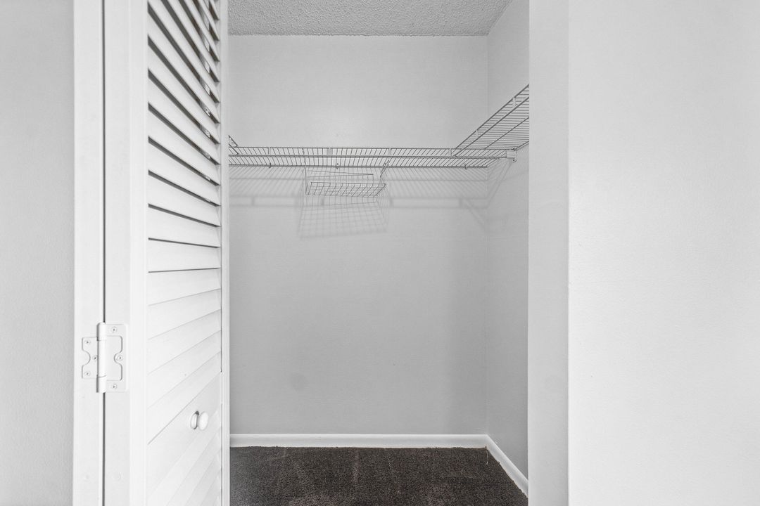 For Sale: $180,000 (2 beds, 1 baths, 880 Square Feet)