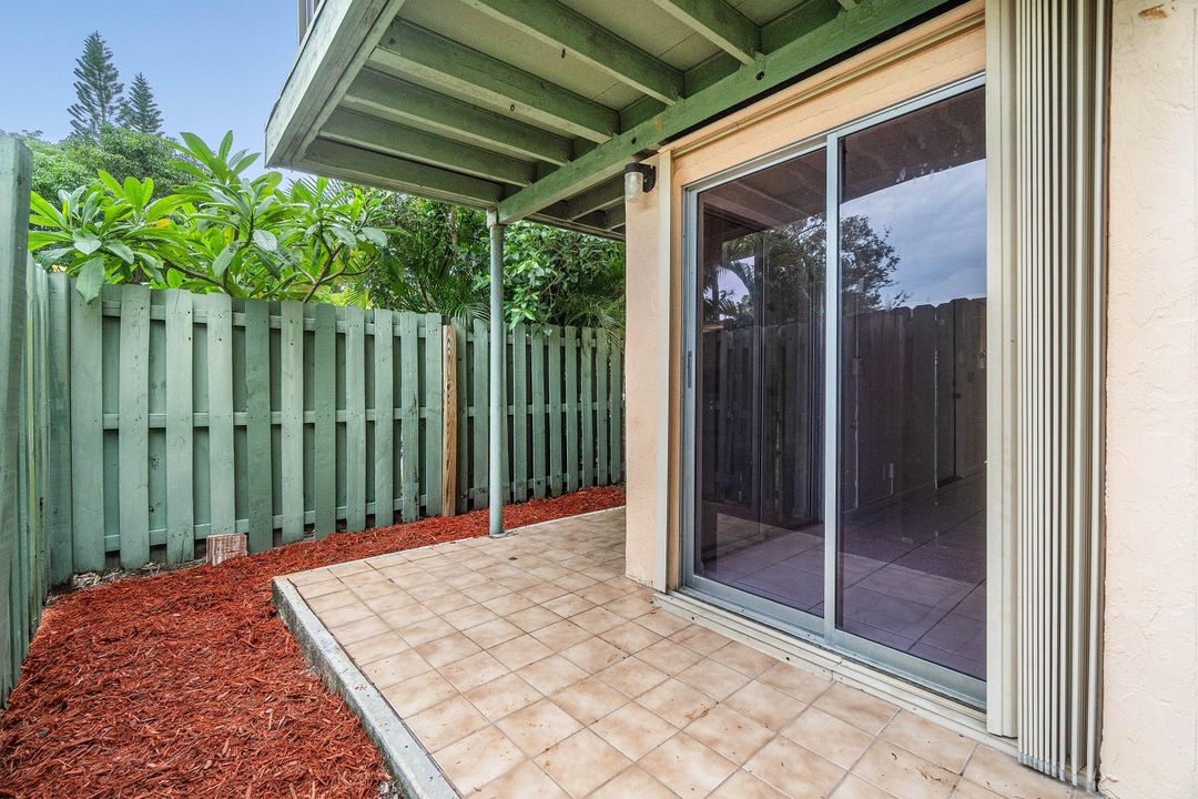 For Sale: $180,000 (2 beds, 1 baths, 880 Square Feet)