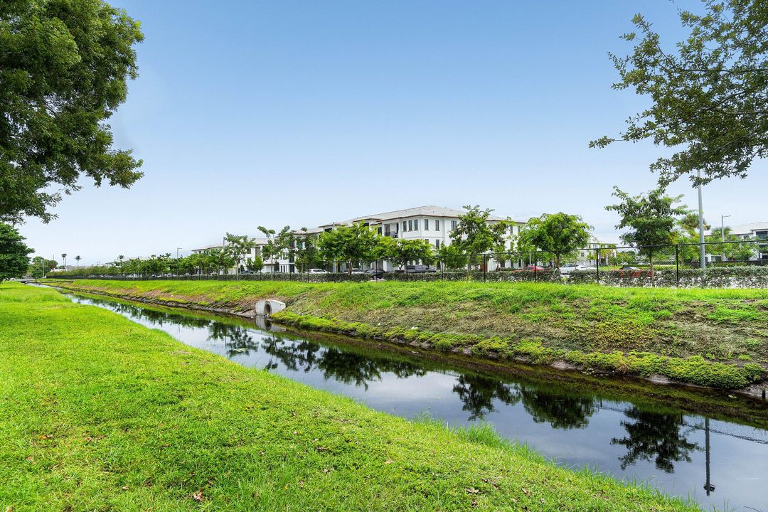 For Sale: $180,000 (2 beds, 1 baths, 880 Square Feet)