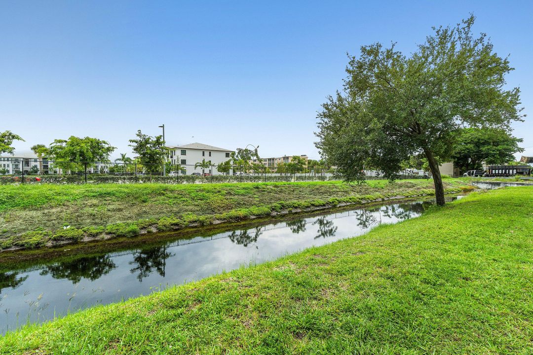 For Sale: $180,000 (2 beds, 1 baths, 880 Square Feet)