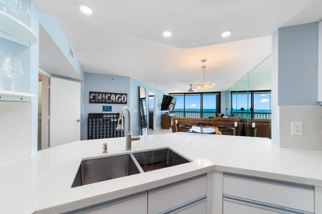 For Sale: $425,000 (1 beds, 2 baths, 1011 Square Feet)