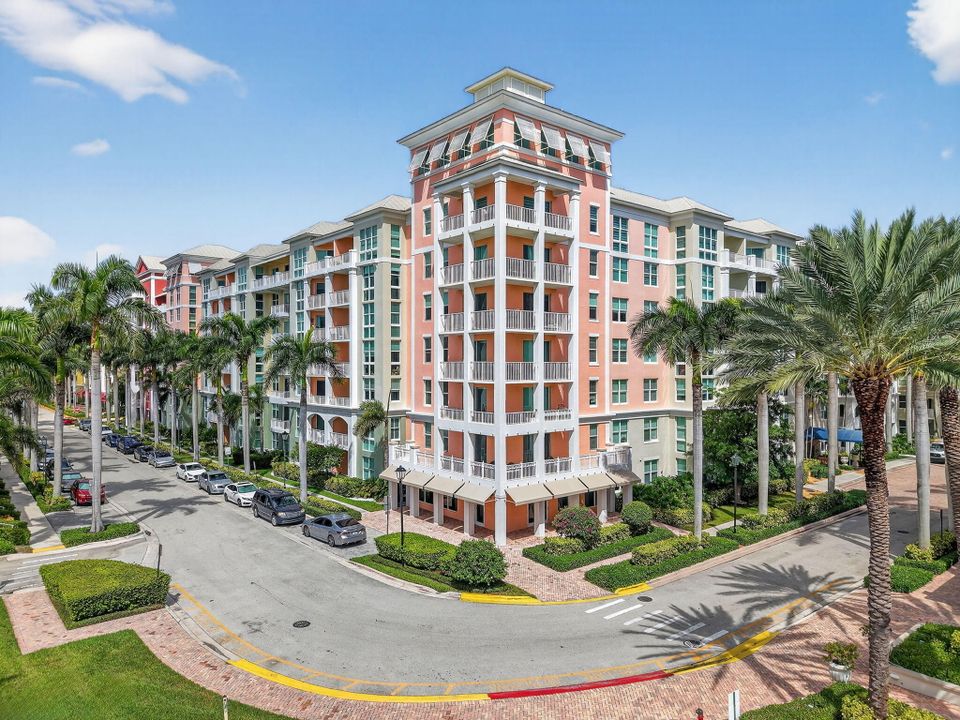 合同活跃: $225,000 (1 贝兹, 1 浴室, 797 平方英尺)