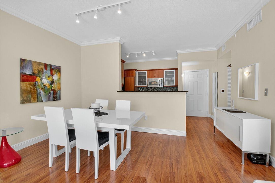 合同活跃: $225,000 (1 贝兹, 1 浴室, 797 平方英尺)