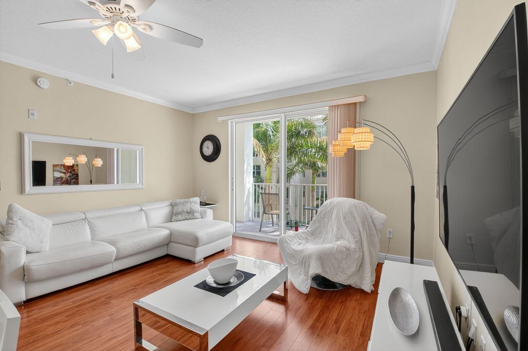 合同活跃: $225,000 (1 贝兹, 1 浴室, 797 平方英尺)