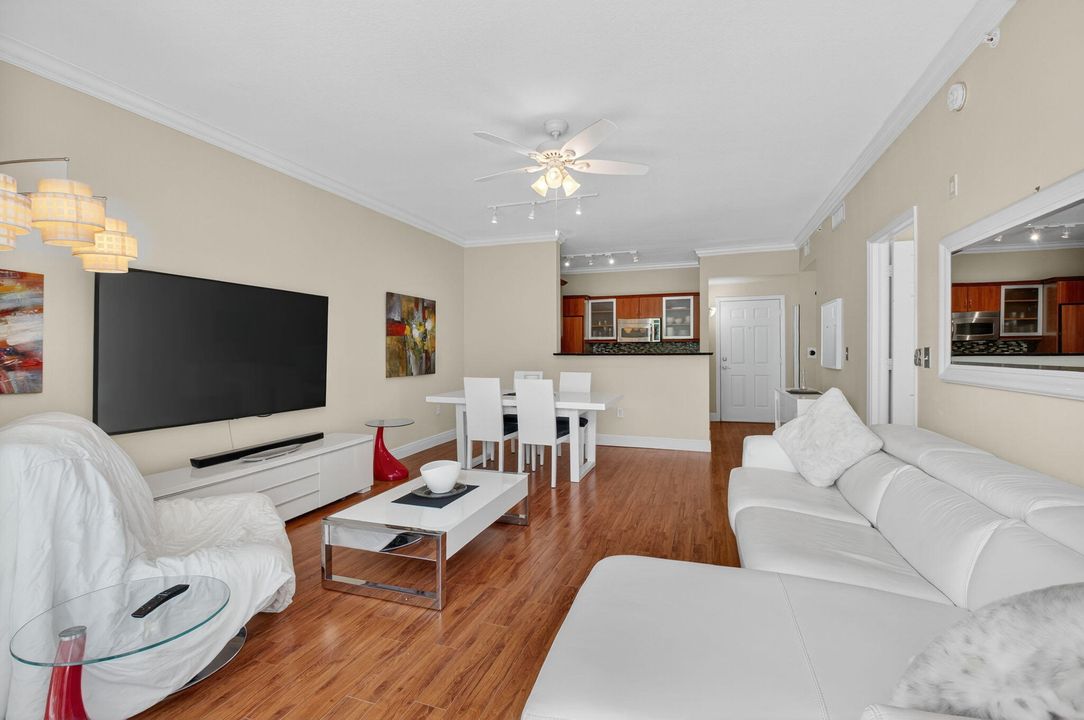 合同活跃: $225,000 (1 贝兹, 1 浴室, 797 平方英尺)