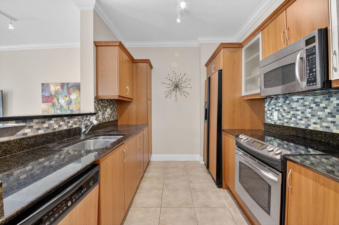 合同活跃: $225,000 (1 贝兹, 1 浴室, 797 平方英尺)