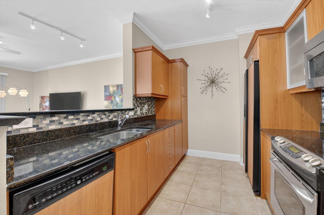 合同活跃: $225,000 (1 贝兹, 1 浴室, 797 平方英尺)