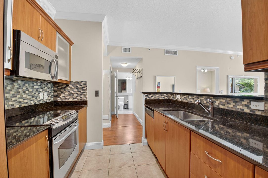 合同活跃: $225,000 (1 贝兹, 1 浴室, 797 平方英尺)