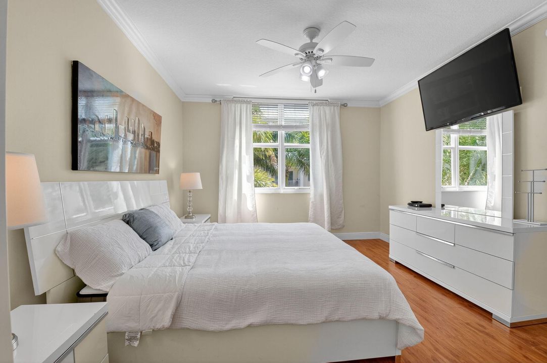 合同活跃: $225,000 (1 贝兹, 1 浴室, 797 平方英尺)