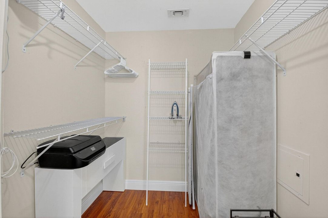 合同活跃: $225,000 (1 贝兹, 1 浴室, 797 平方英尺)