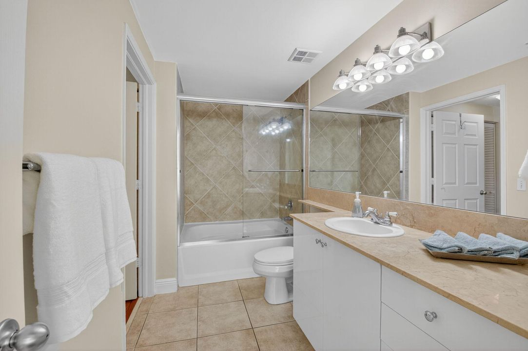 合同活跃: $225,000 (1 贝兹, 1 浴室, 797 平方英尺)