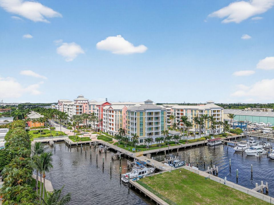 合同活跃: $225,000 (1 贝兹, 1 浴室, 797 平方英尺)