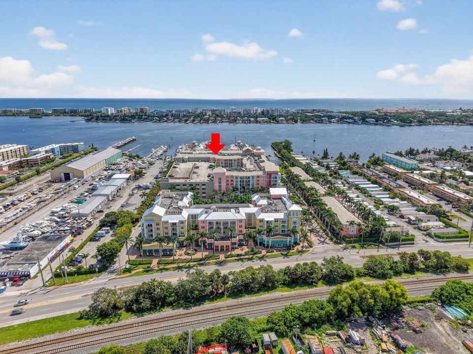 合同活跃: $225,000 (1 贝兹, 1 浴室, 797 平方英尺)