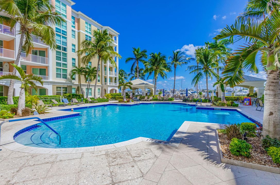 合同活跃: $225,000 (1 贝兹, 1 浴室, 797 平方英尺)