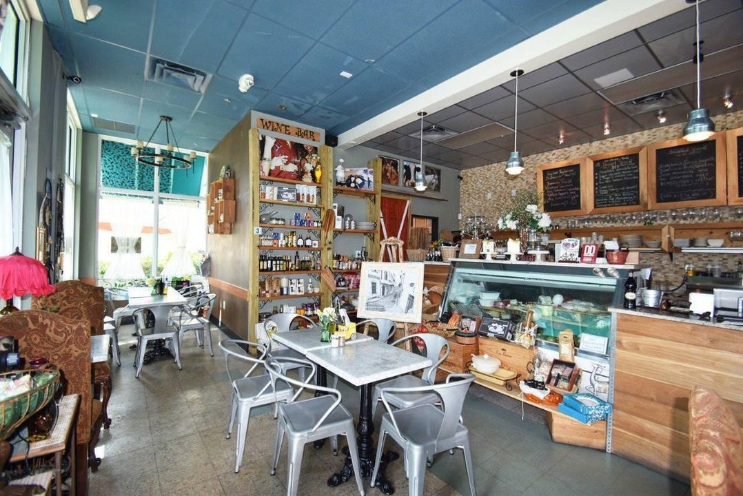 合同活跃: $225,000 (1 贝兹, 1 浴室, 797 平方英尺)