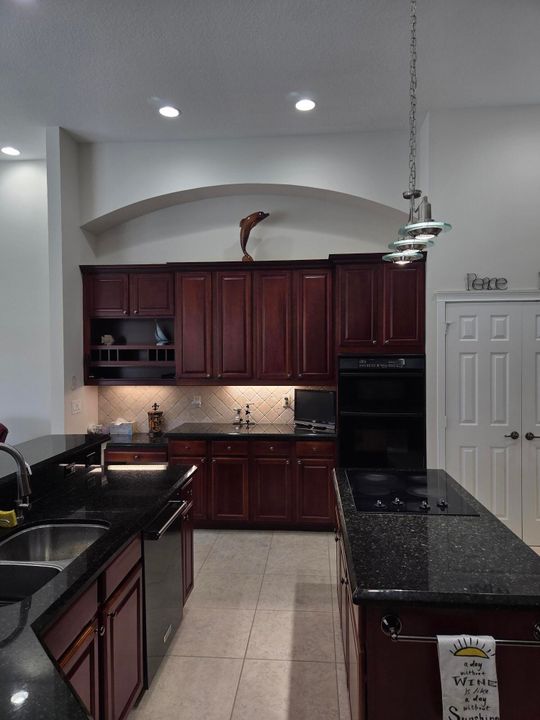 出租: $12,000 (4 贝兹, 3 浴室, 2779 平方英尺)