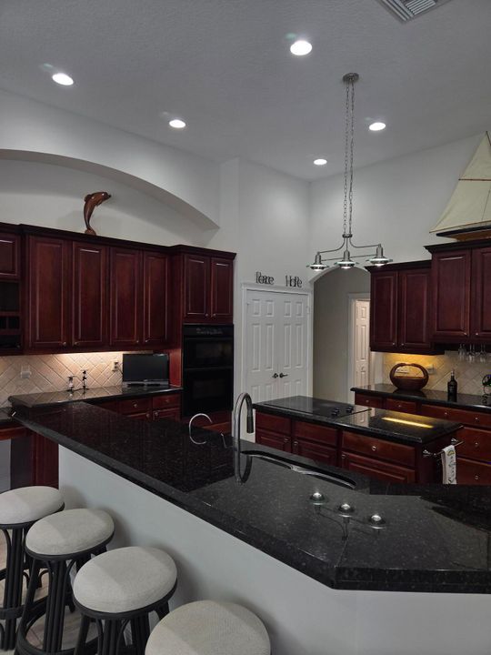 出租: $12,000 (4 贝兹, 3 浴室, 2779 平方英尺)