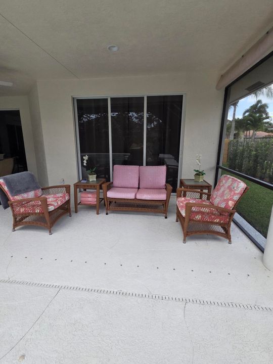 出租: $12,000 (4 贝兹, 3 浴室, 2779 平方英尺)