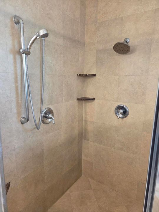 出租: $12,000 (4 贝兹, 3 浴室, 2779 平方英尺)