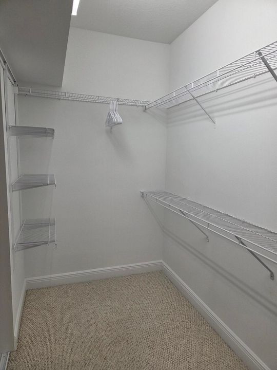 出租: $12,000 (4 贝兹, 3 浴室, 2779 平方英尺)