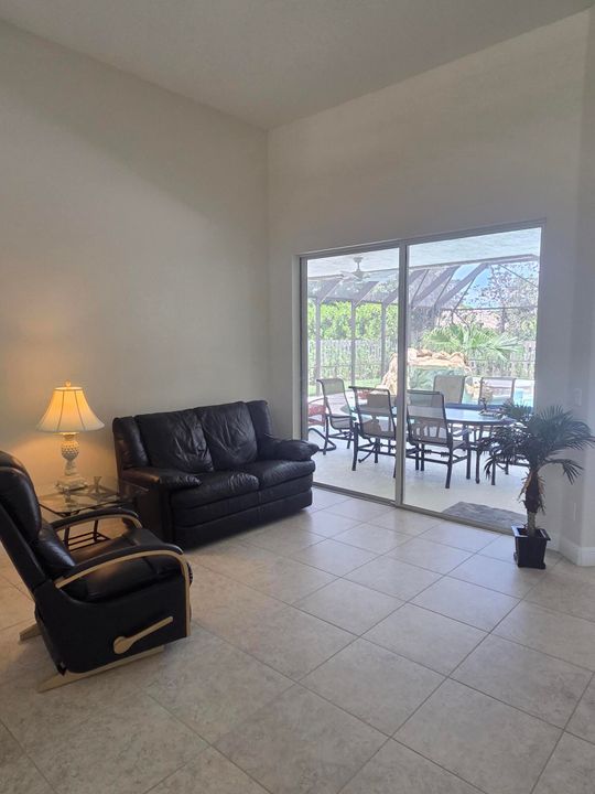 出租: $12,000 (4 贝兹, 3 浴室, 2779 平方英尺)