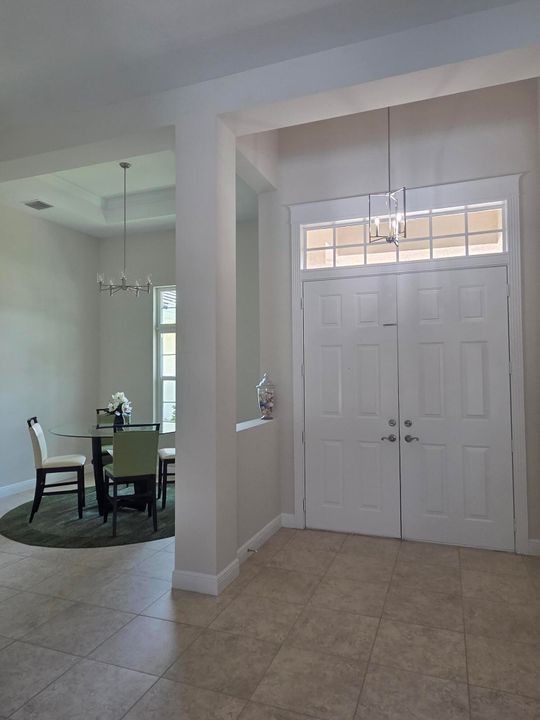 出租: $12,000 (4 贝兹, 3 浴室, 2779 平方英尺)