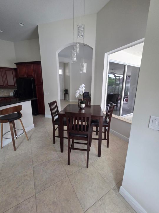 出租: $12,000 (4 贝兹, 3 浴室, 2779 平方英尺)