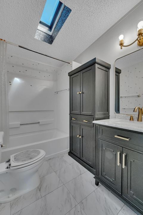 Active With Contract: $74,900 (2 beds, 2 baths, 1401 Square Feet)